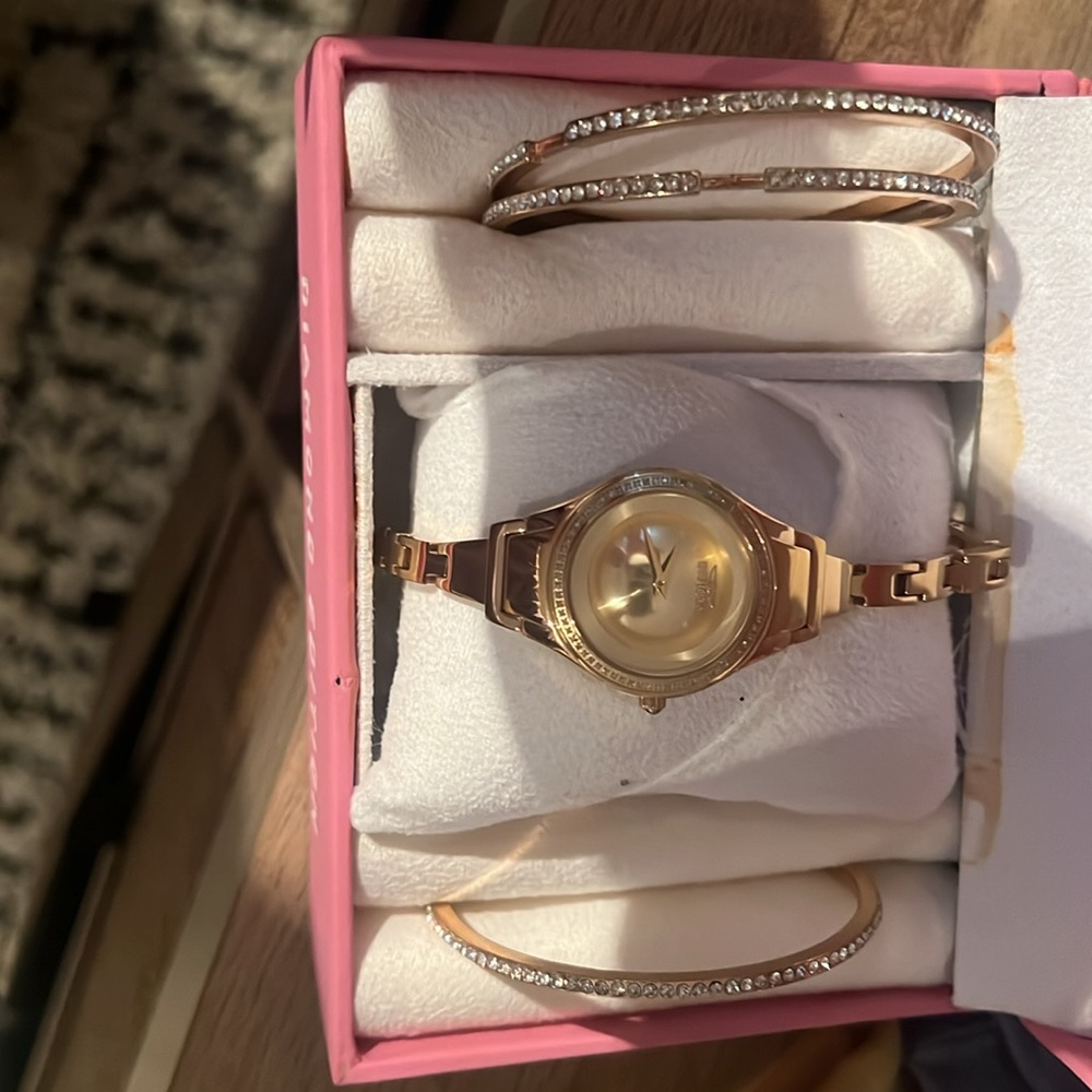 Invicta woman’s watches & matching bracelets - Picture 2 of 8